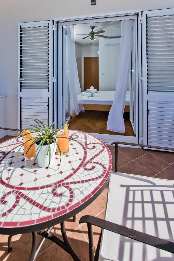 Apartments And Rooms Marija Хвар Экстерьер фото