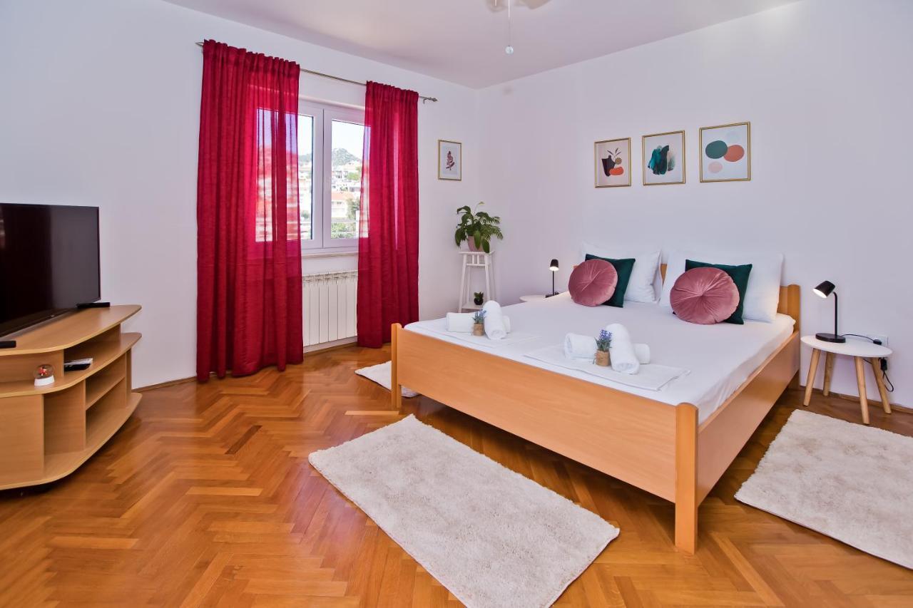 Apartments And Rooms Marija Хвар Экстерьер фото