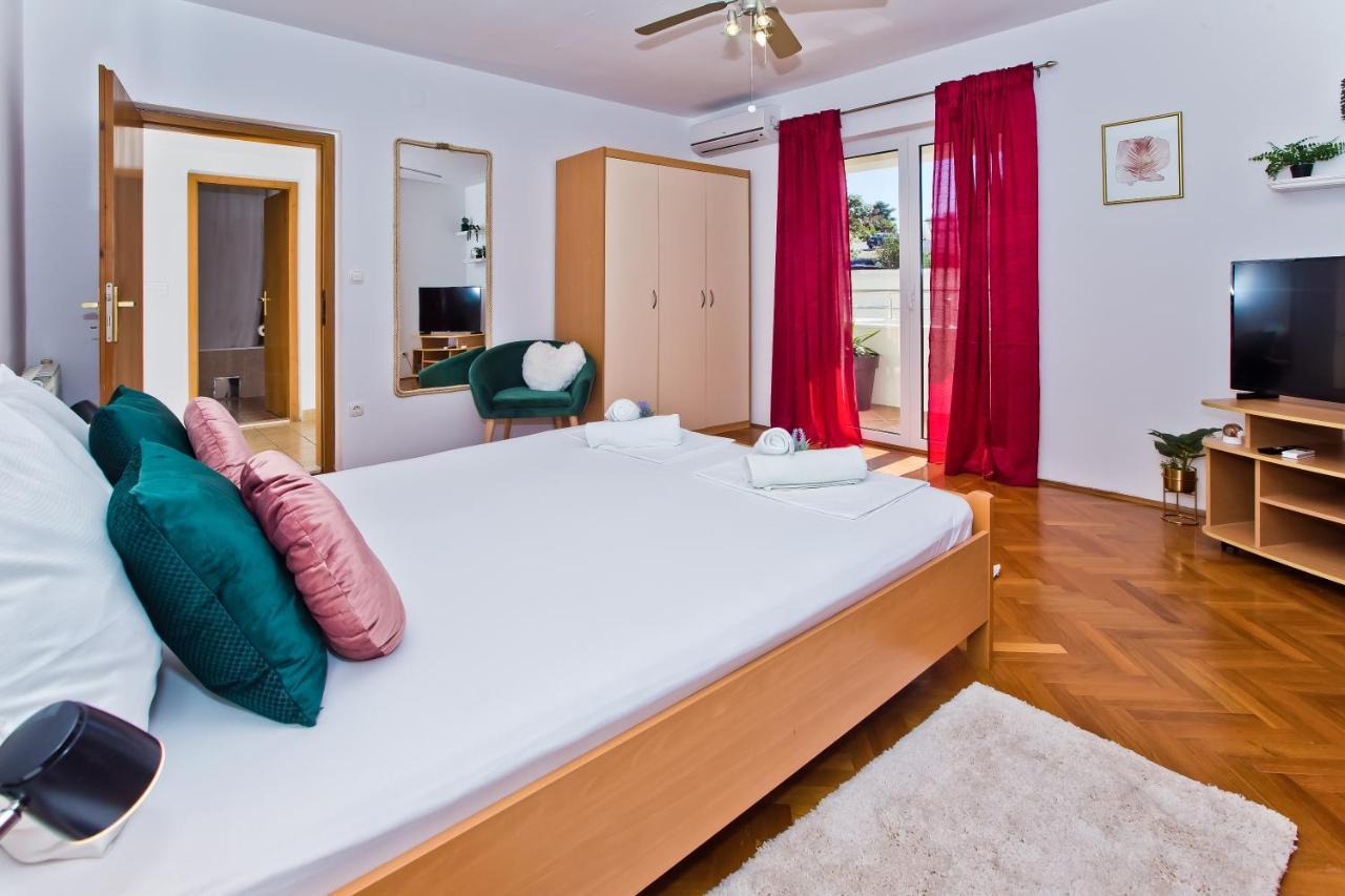Apartments And Rooms Marija Хвар Экстерьер фото
