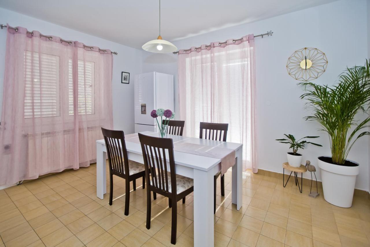Apartments And Rooms Marija Хвар Экстерьер фото