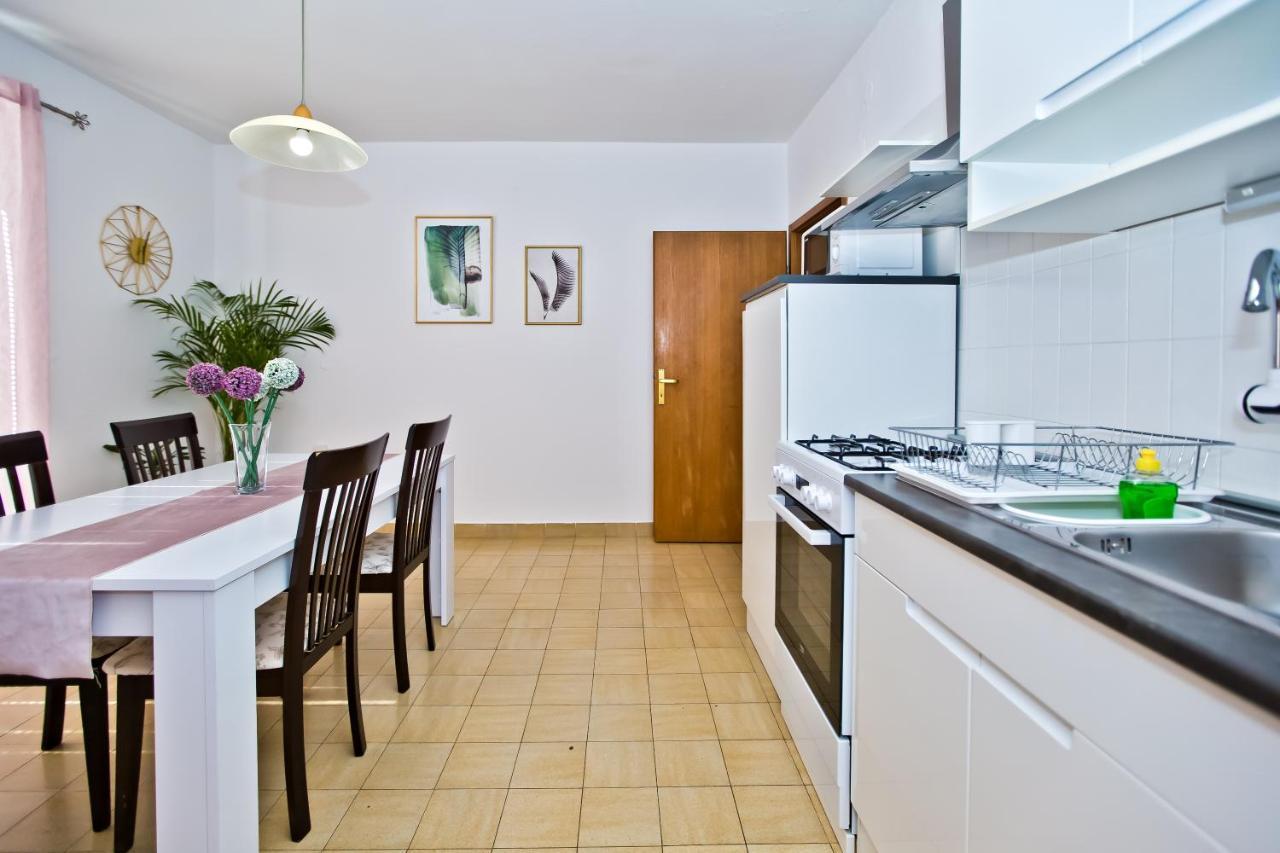 Apartments And Rooms Marija Хвар Экстерьер фото