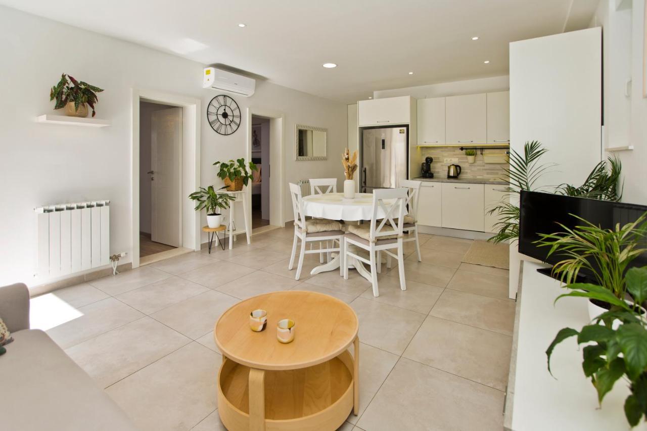 Apartments And Rooms Marija Хвар Экстерьер фото