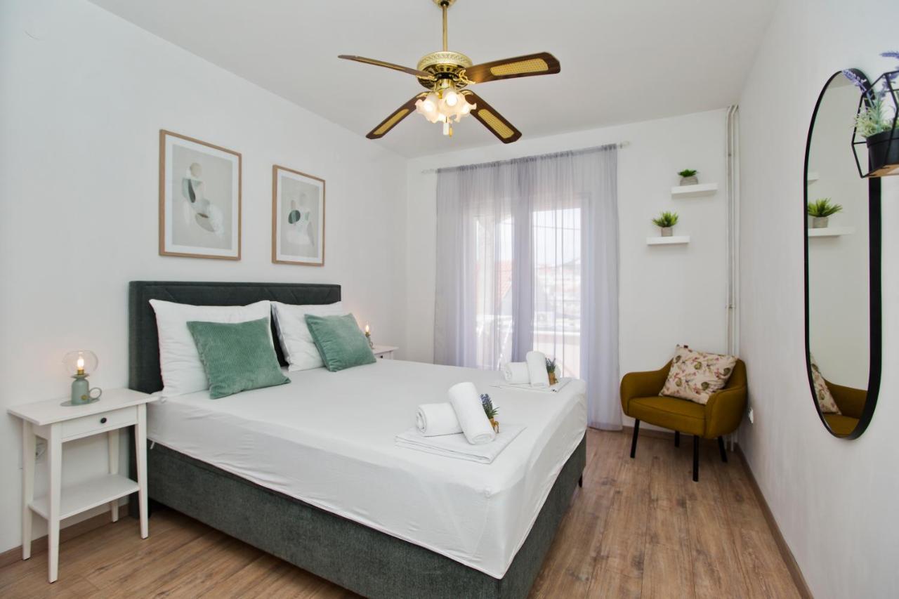 Apartments And Rooms Marija Хвар Экстерьер фото