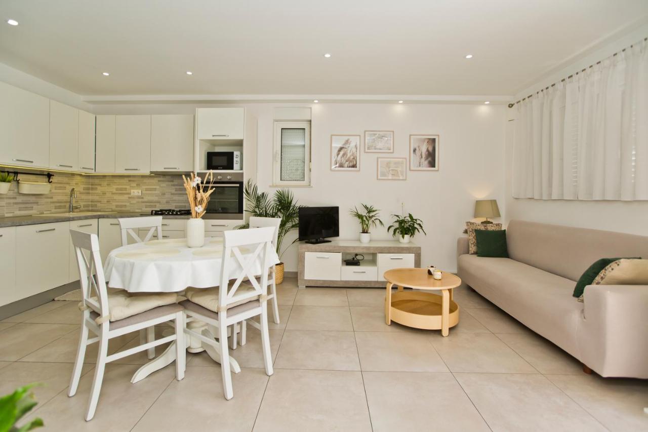 Apartments And Rooms Marija Хвар Экстерьер фото