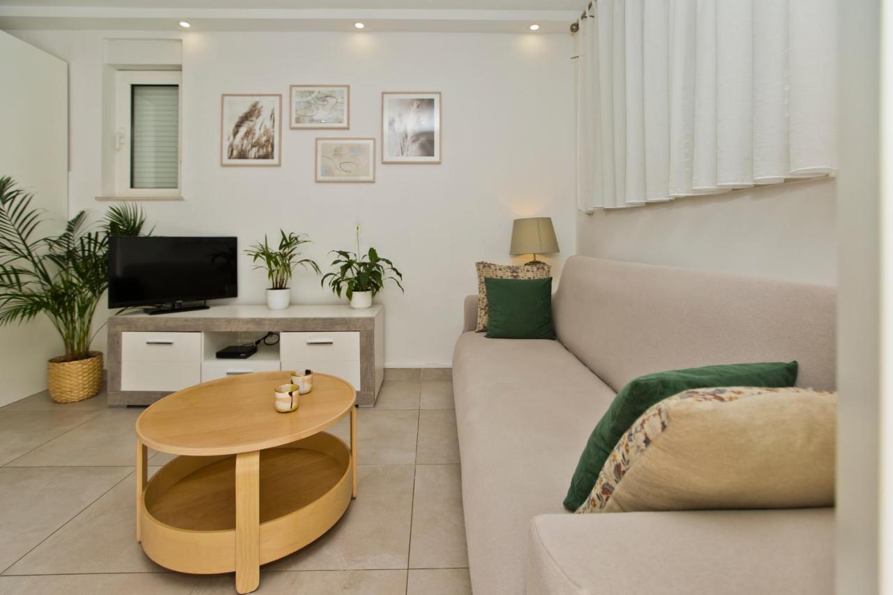 Apartments And Rooms Marija Хвар Экстерьер фото