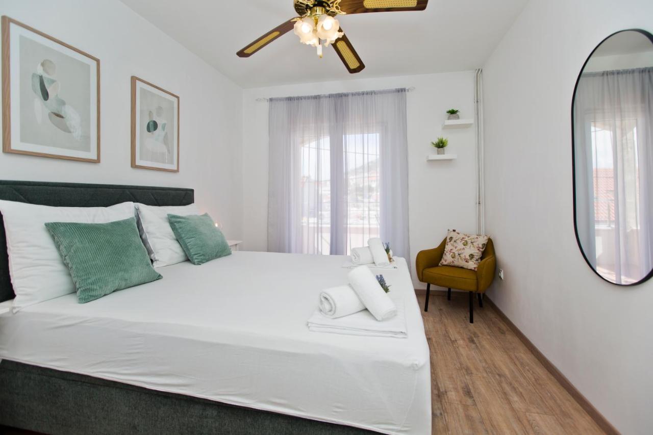 Apartments And Rooms Marija Хвар Экстерьер фото