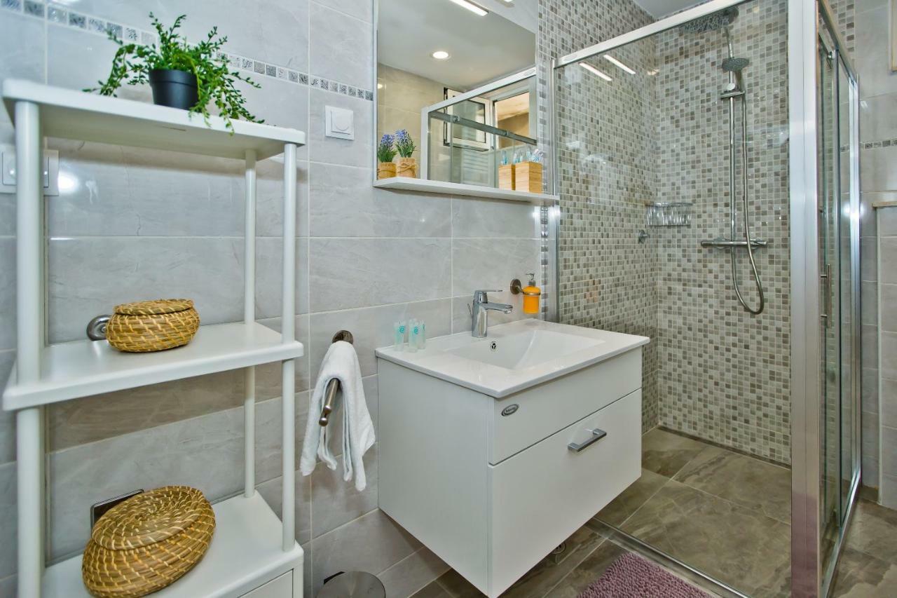 Apartments And Rooms Marija Хвар Экстерьер фото