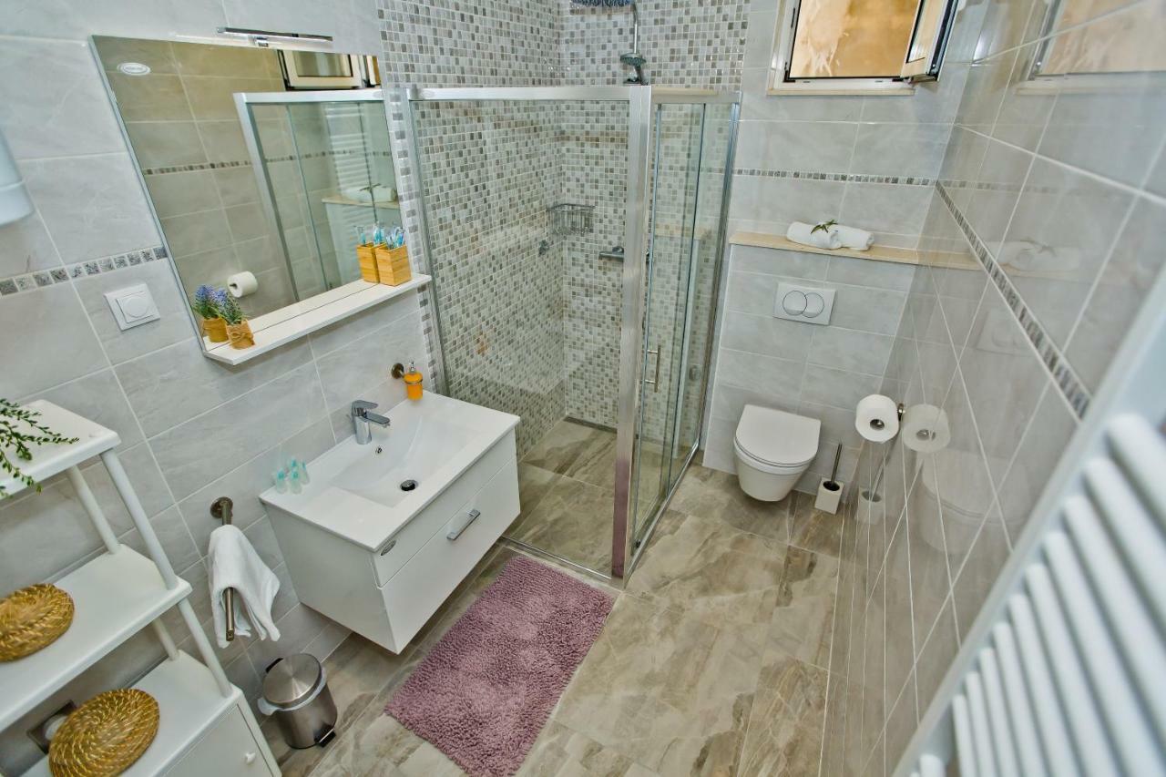 Apartments And Rooms Marija Хвар Экстерьер фото
