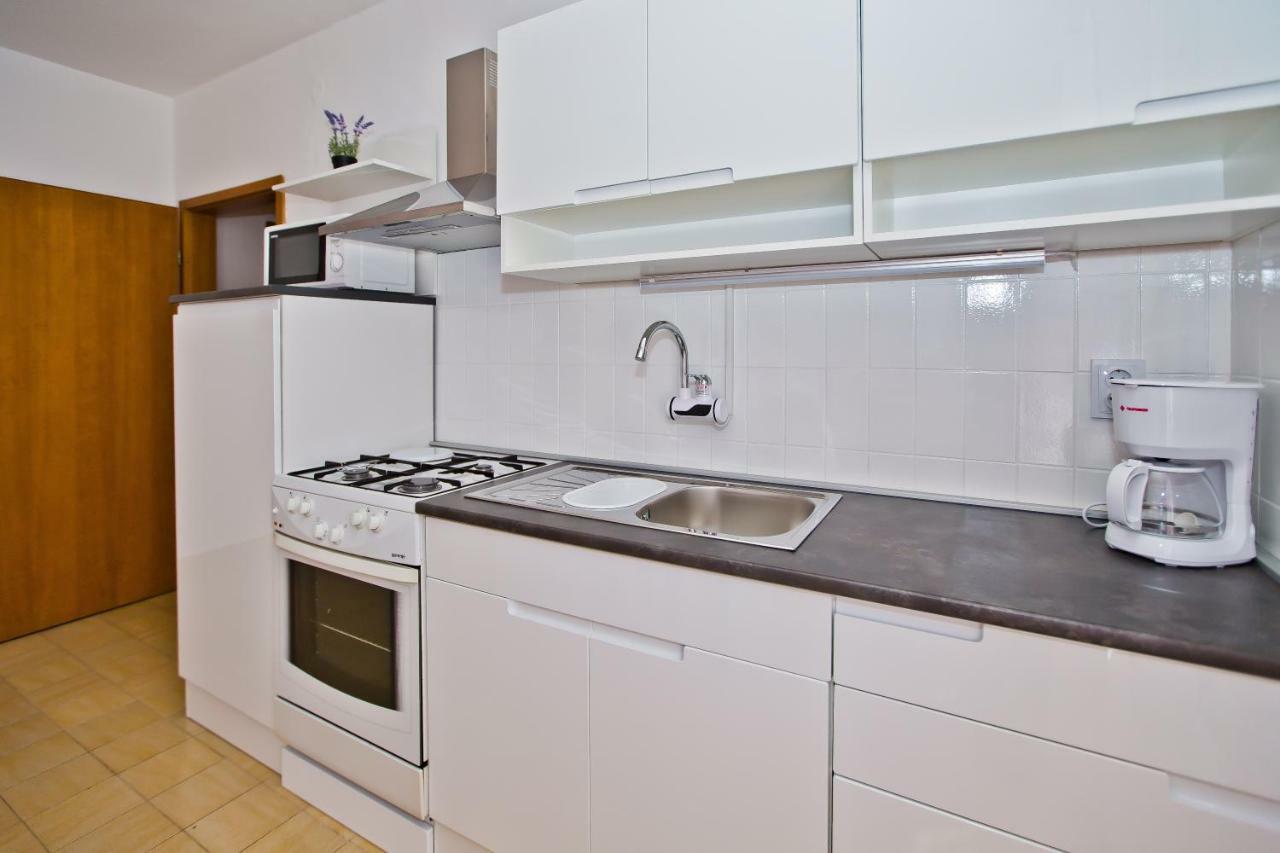 Apartments And Rooms Marija Хвар Экстерьер фото