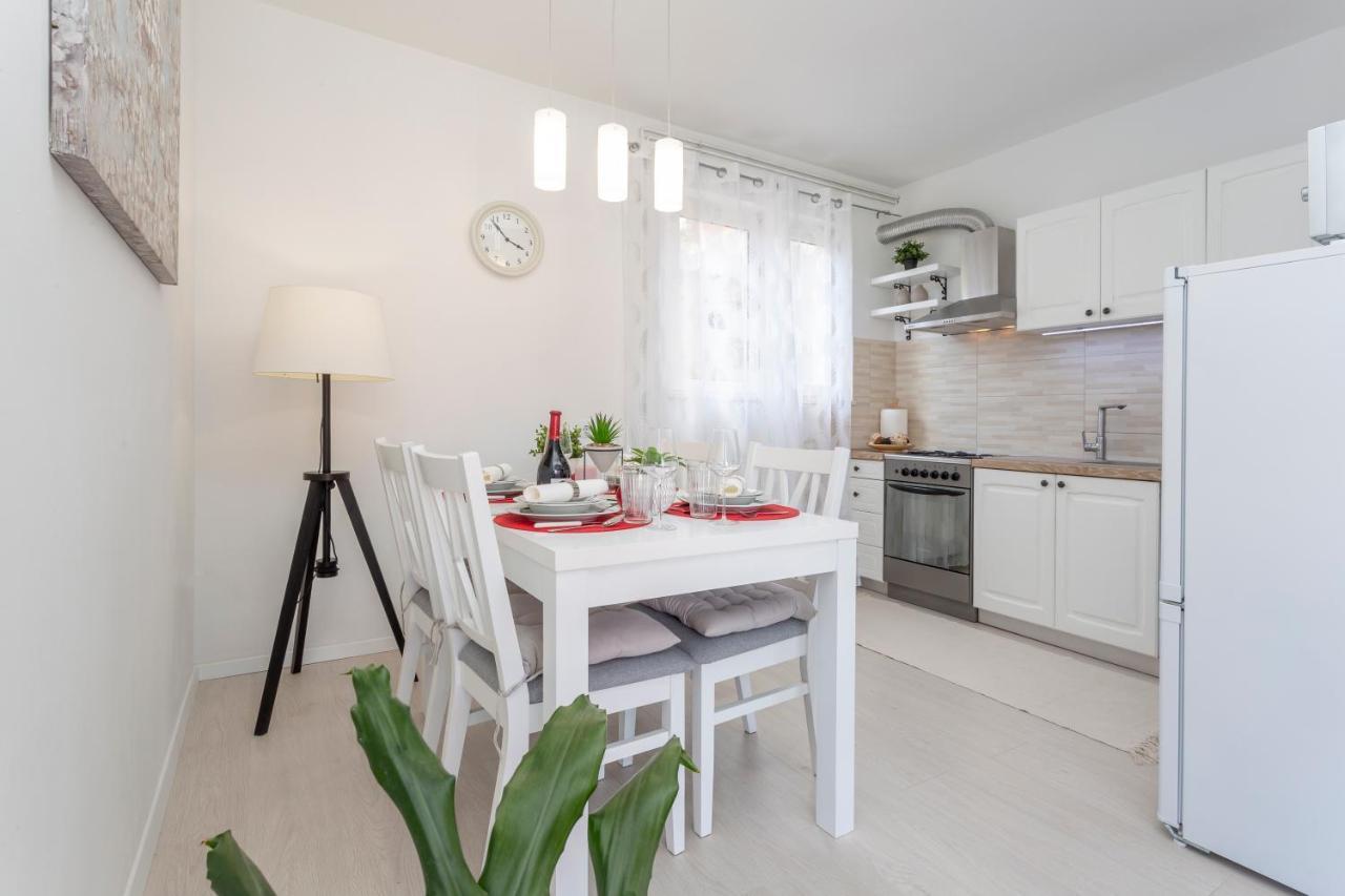 Apartments And Rooms Marija Хвар Экстерьер фото