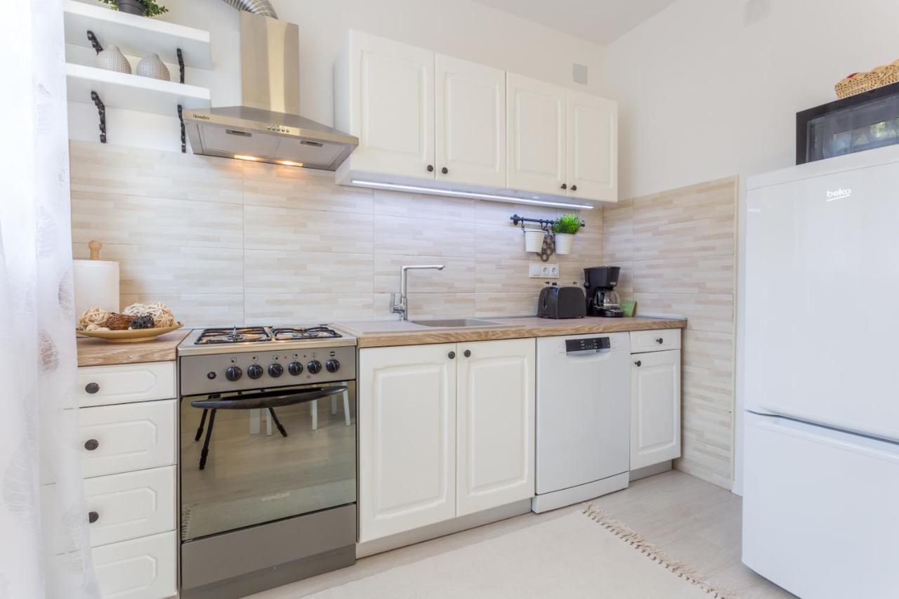 Apartments And Rooms Marija Хвар Экстерьер фото
